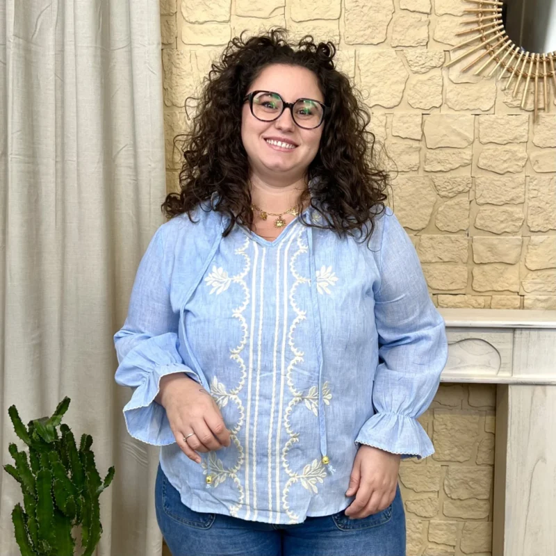 J730 - Blouse brodée col volanté (T44-T52) - bleu-ciel - 52