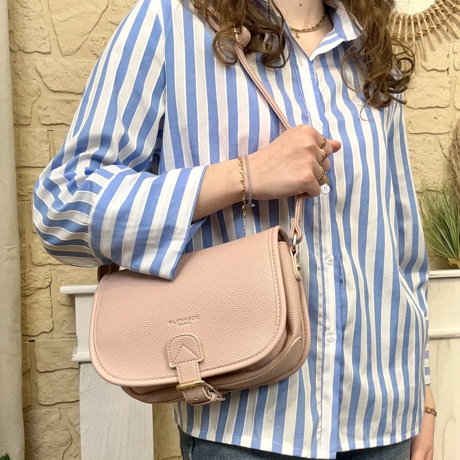 O974- Sac bandoulière à rabat - rose-pale - sans-taille