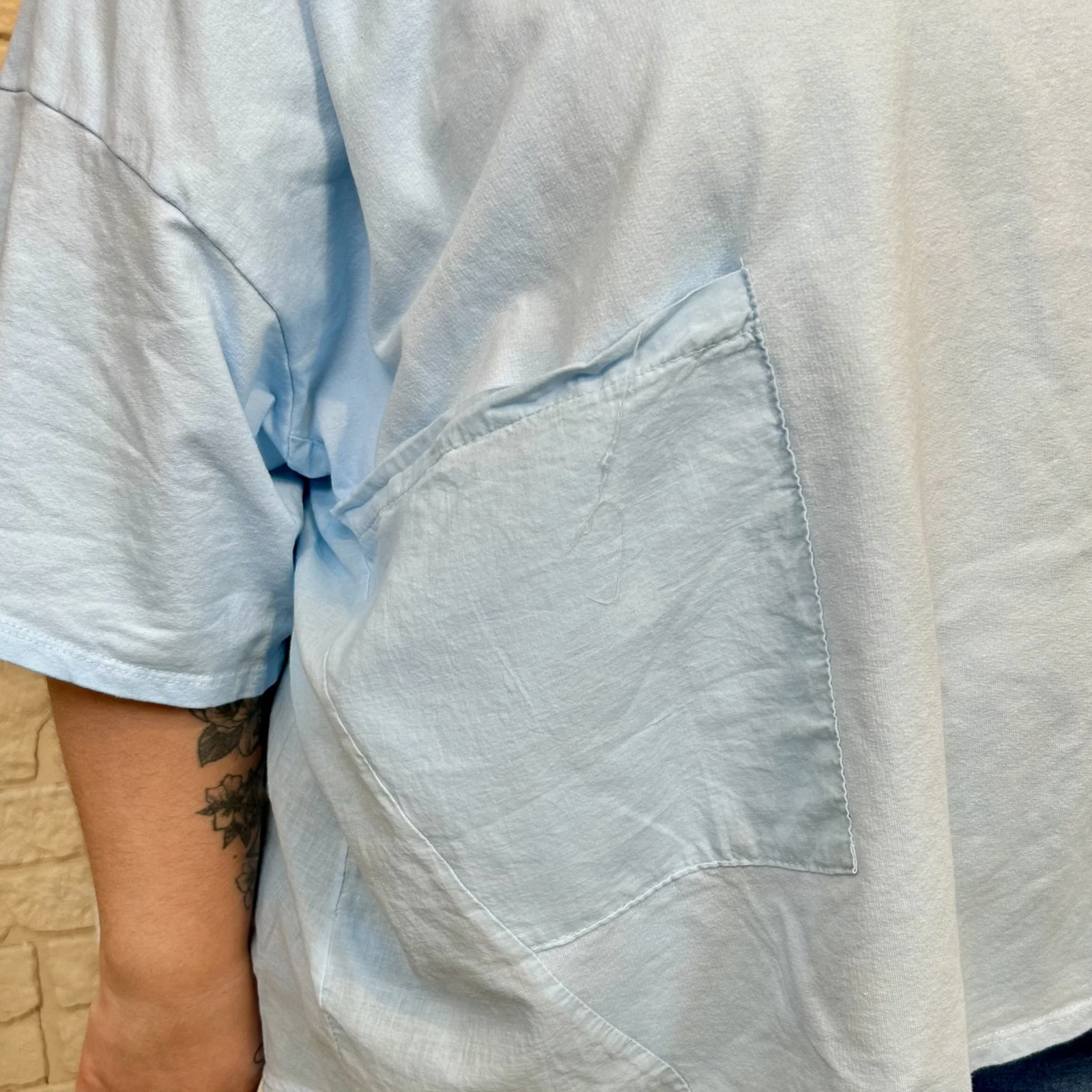 J698 - T-shirt délavé avec poche (GT) - bleu-ciel - taille-unique-grande-taille