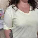 T-shirt femme col V « Jolies Formes » - jaune - taille-unique-grande-taille