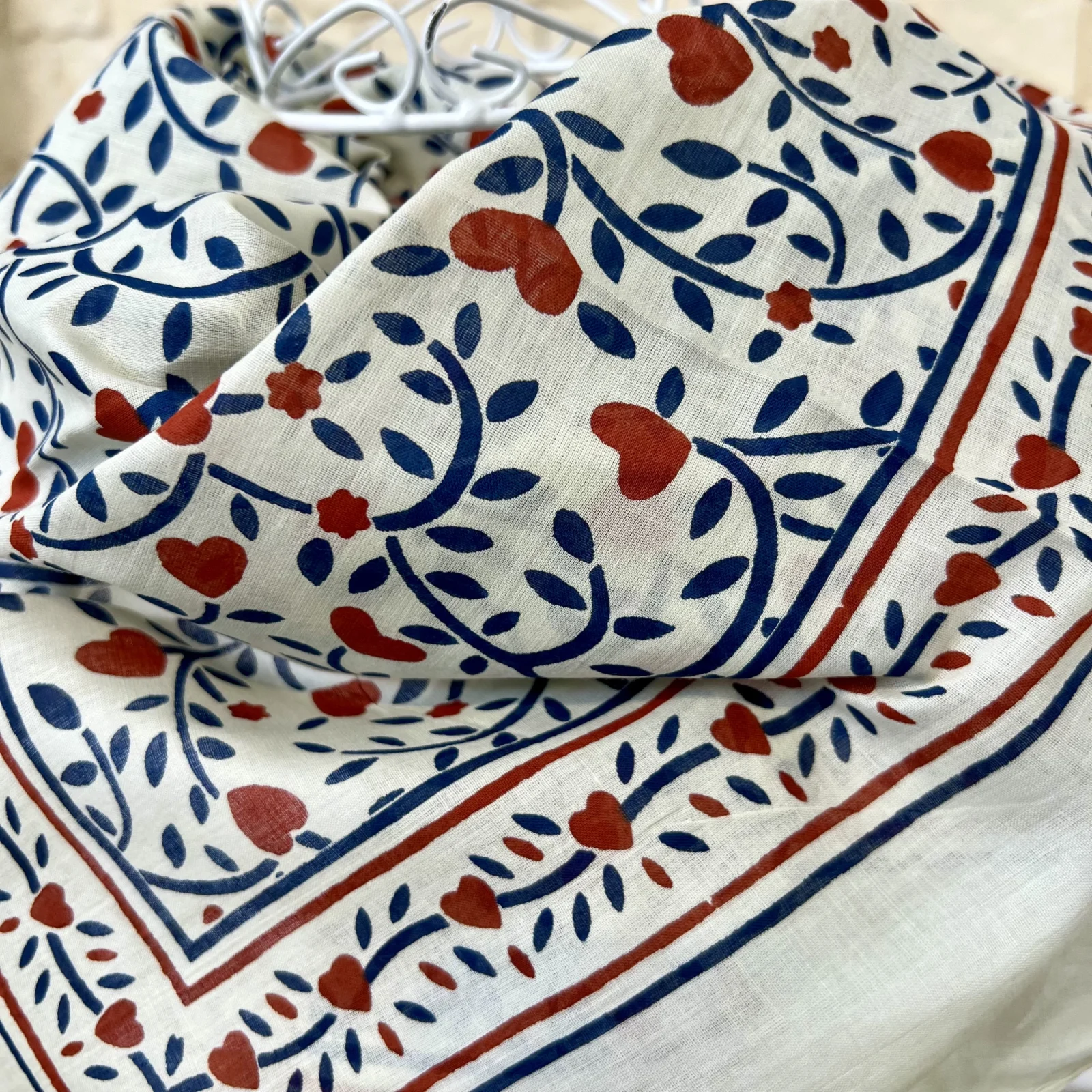 Y450 - Foulard feuillage & cœurs - rouge - sans-taille