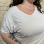 T-shirt femme fluide col V « Jolies Formes » - beige - taille-unique-grande-taille