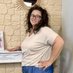 T-shirt femme fluide col V « Jolies Formes » - beige - taille-unique-grande-taille