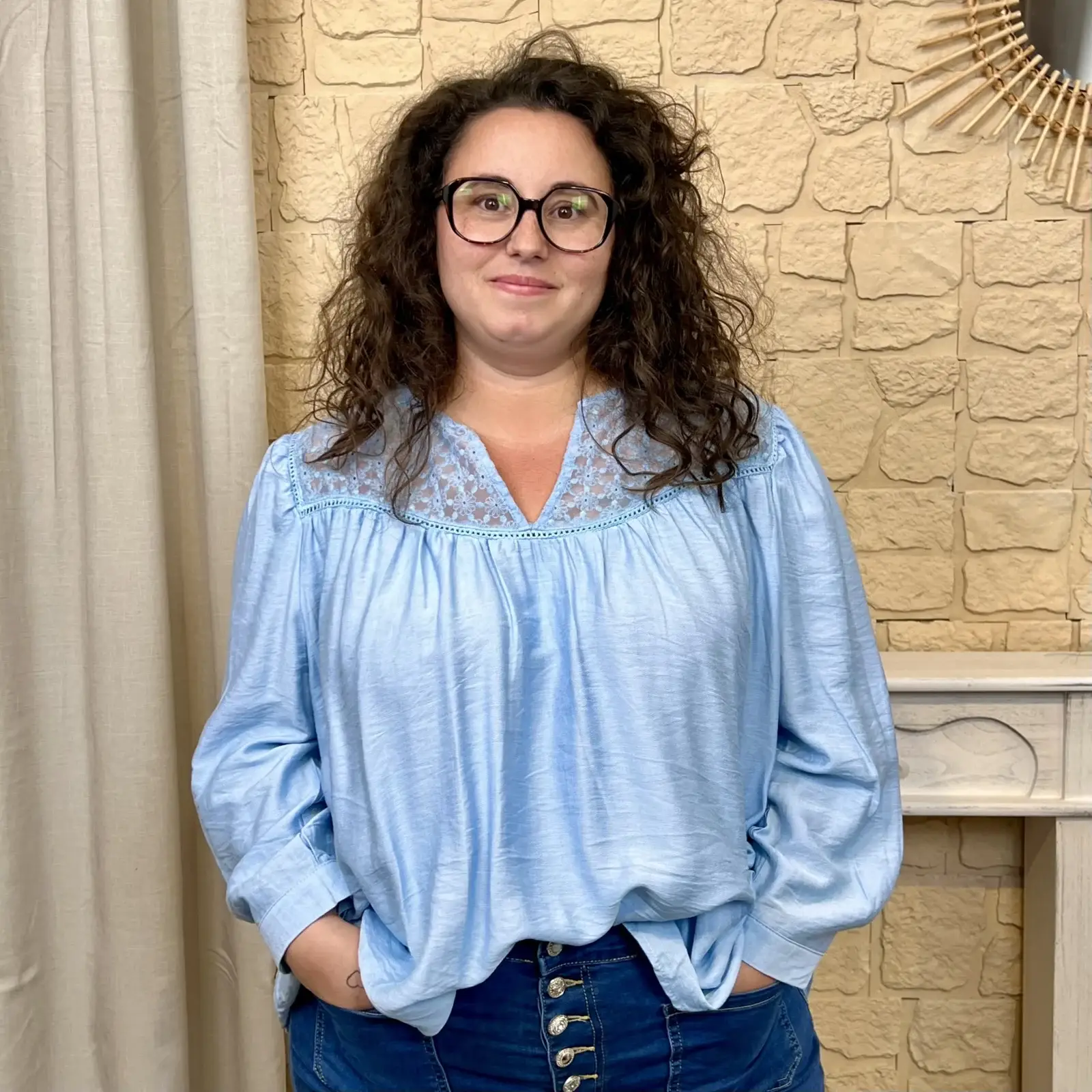 J600 - Blouse brodée - bleu-ciel - 52