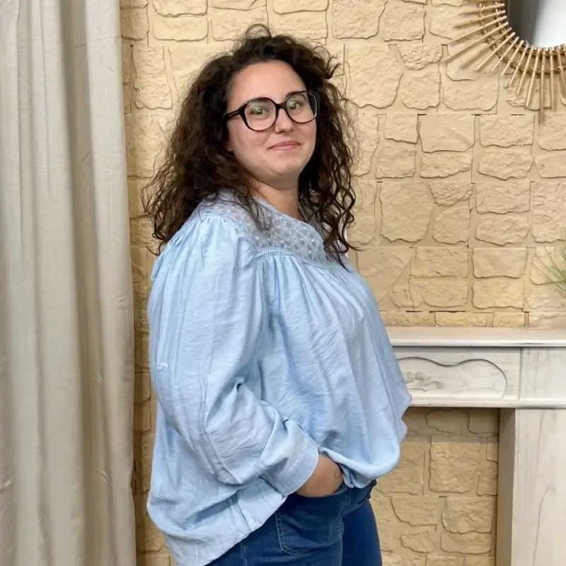 J600 - Blouse brodée - bleu-ciel - 52