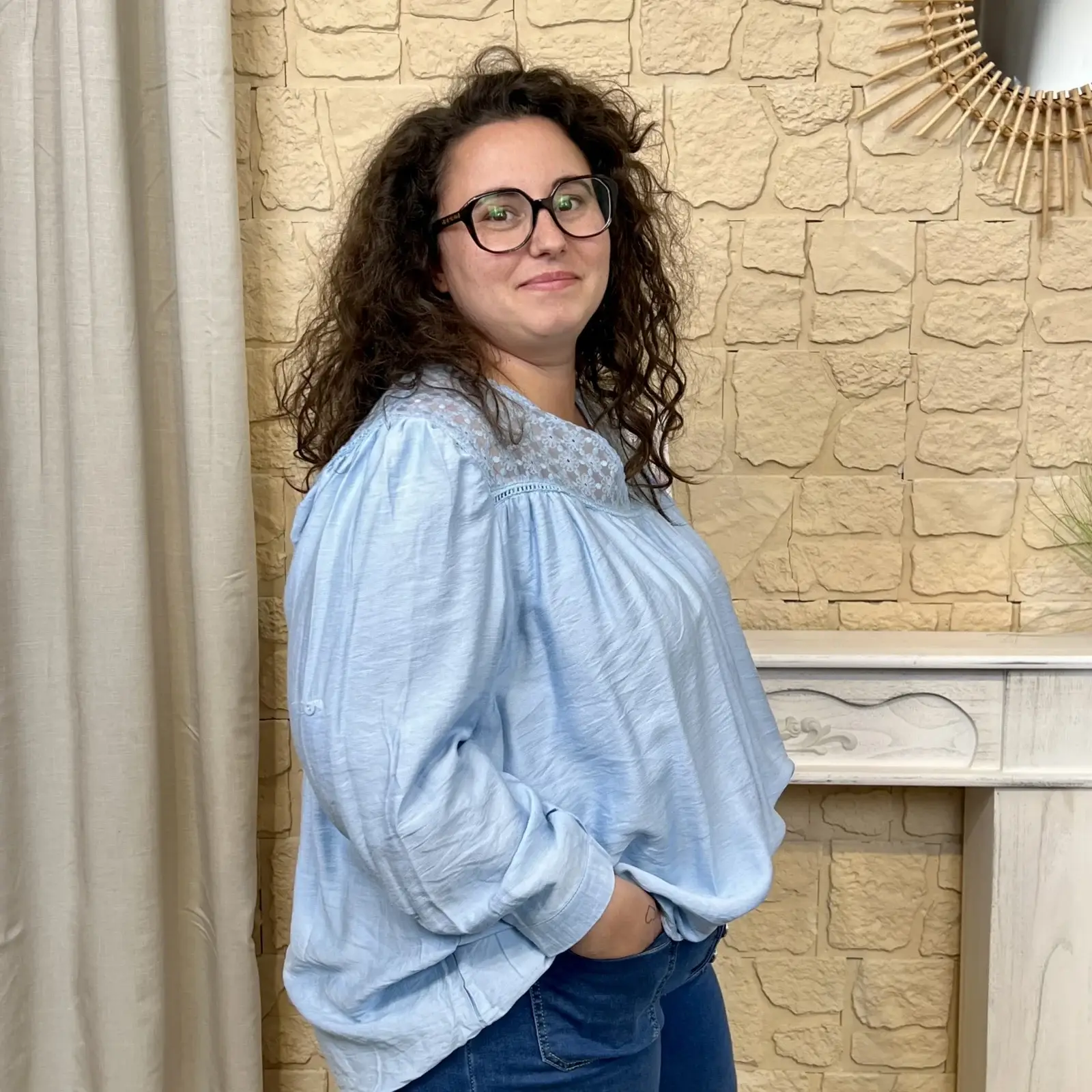 J600 - Blouse brodée - bleu-ciel - 52