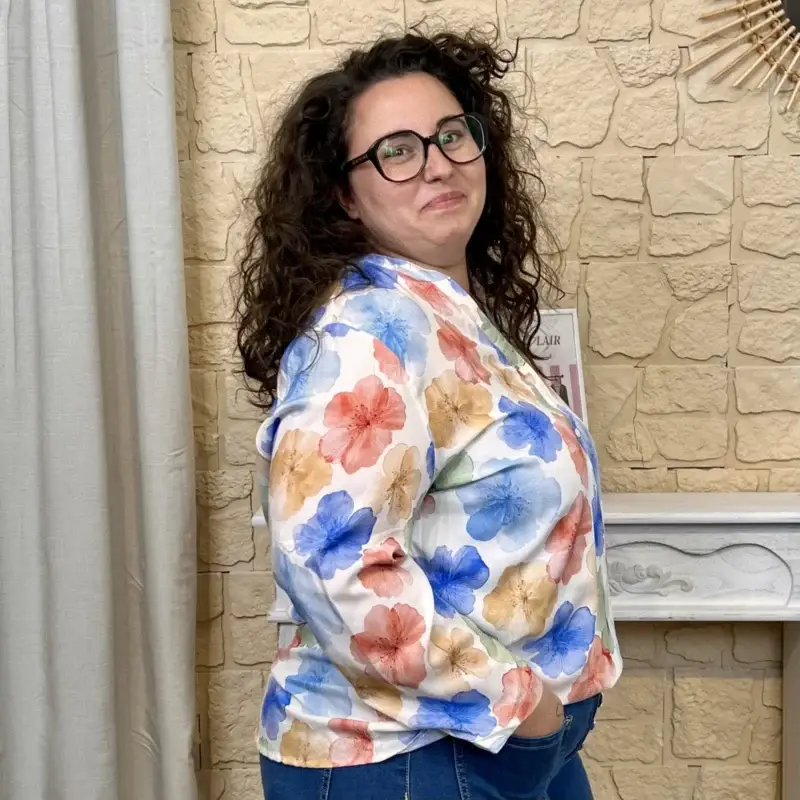 J591 - Blouse fluide fleurie - bleu-ciel - 52