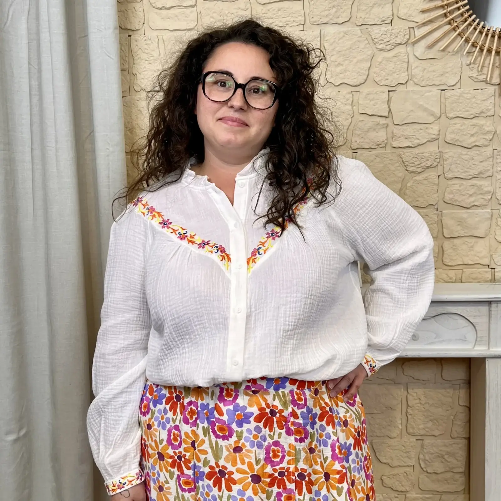 J572 - Blouse brodée - blanc - 48