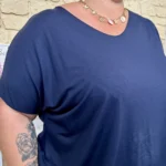 T-shirt femme fluide col V « Jolies Formes » - marine - taille-unique-grande-taille