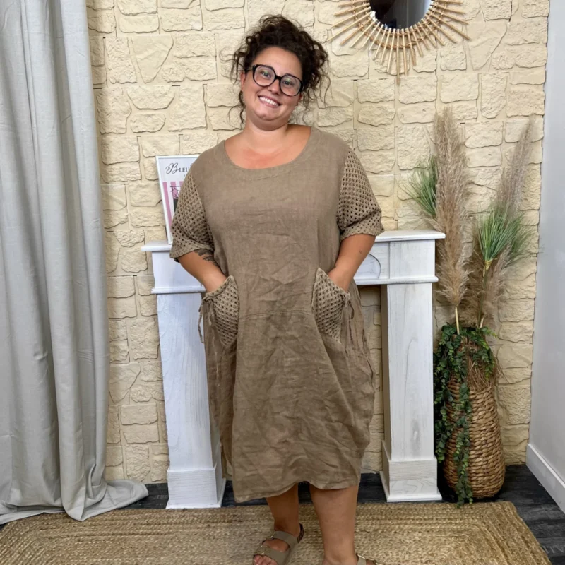 Robe avec manches ajourées