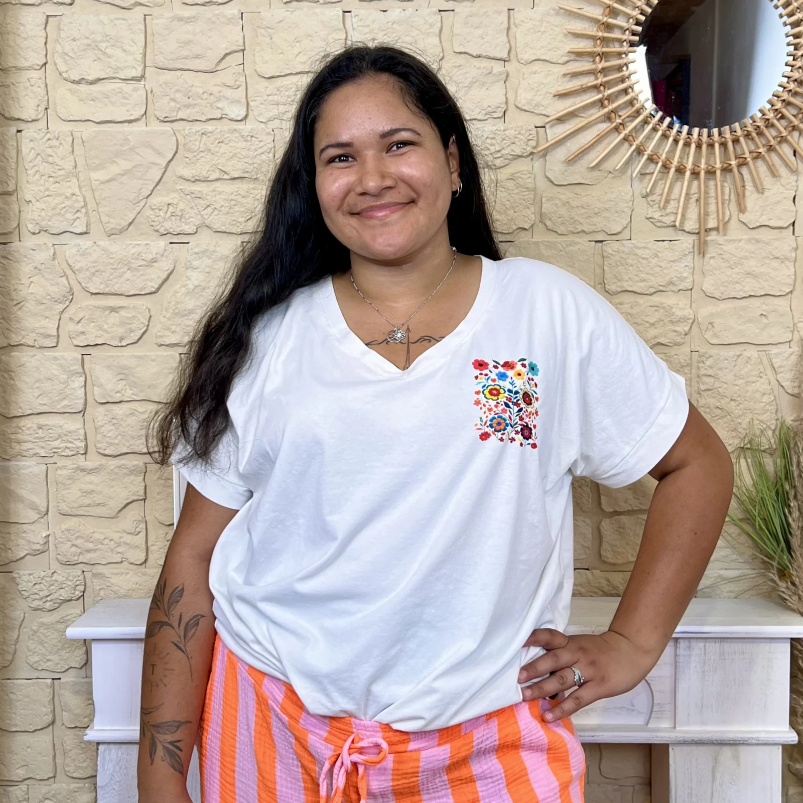 T-shirt à manche courte col V imprimé fleurs (GT) - blanc - taille-unique-grande-taille face T-shirt femme fleuri dos imprimé « Jolies Formes » - blanc - taille-unique-grande-taille