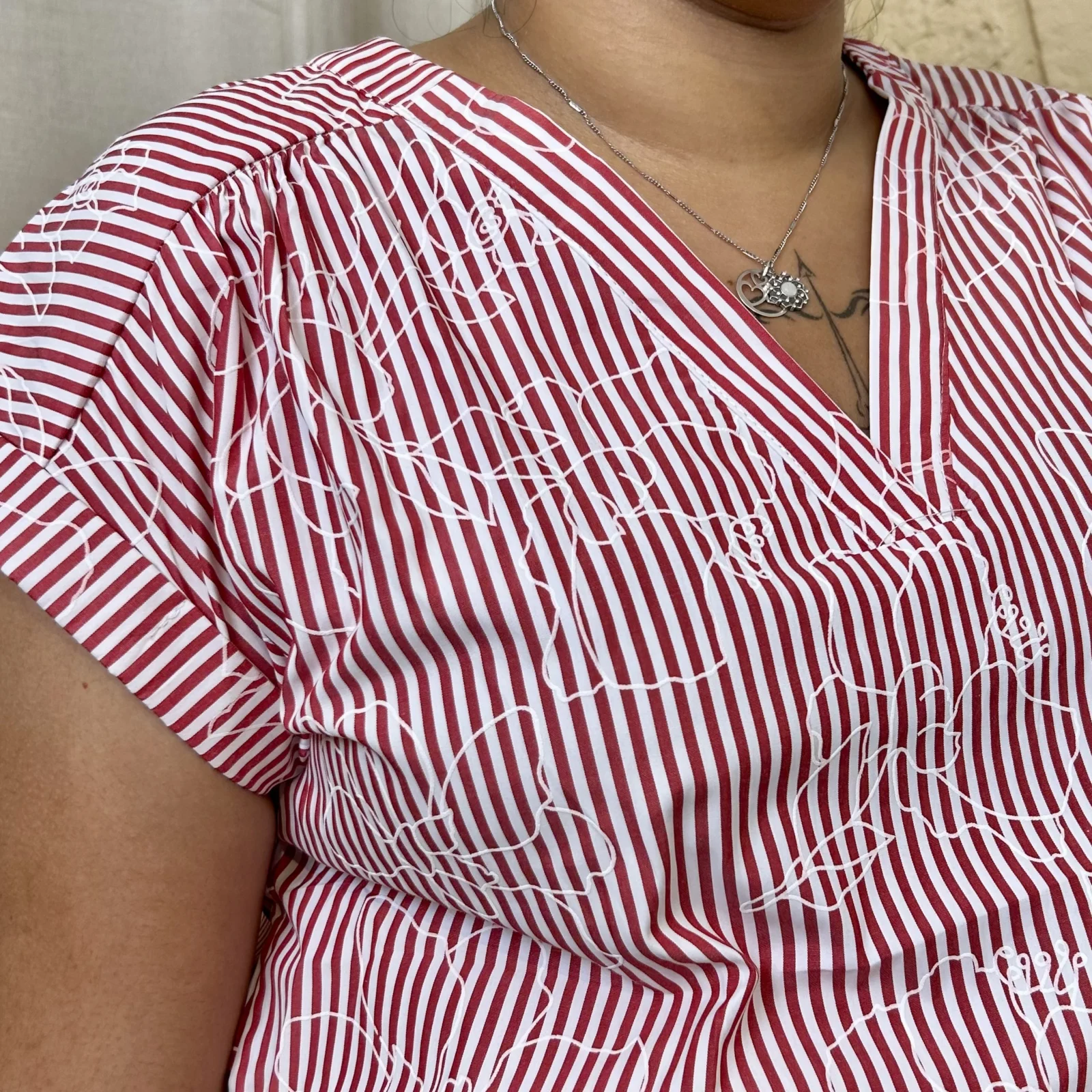 Blouse rayée à fleurs brodées – Jolies Formes - rouge - 52