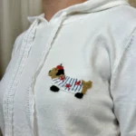 Pull femme à capuche teckel brodé VERSION FÉMININ - ecru - taille-unique