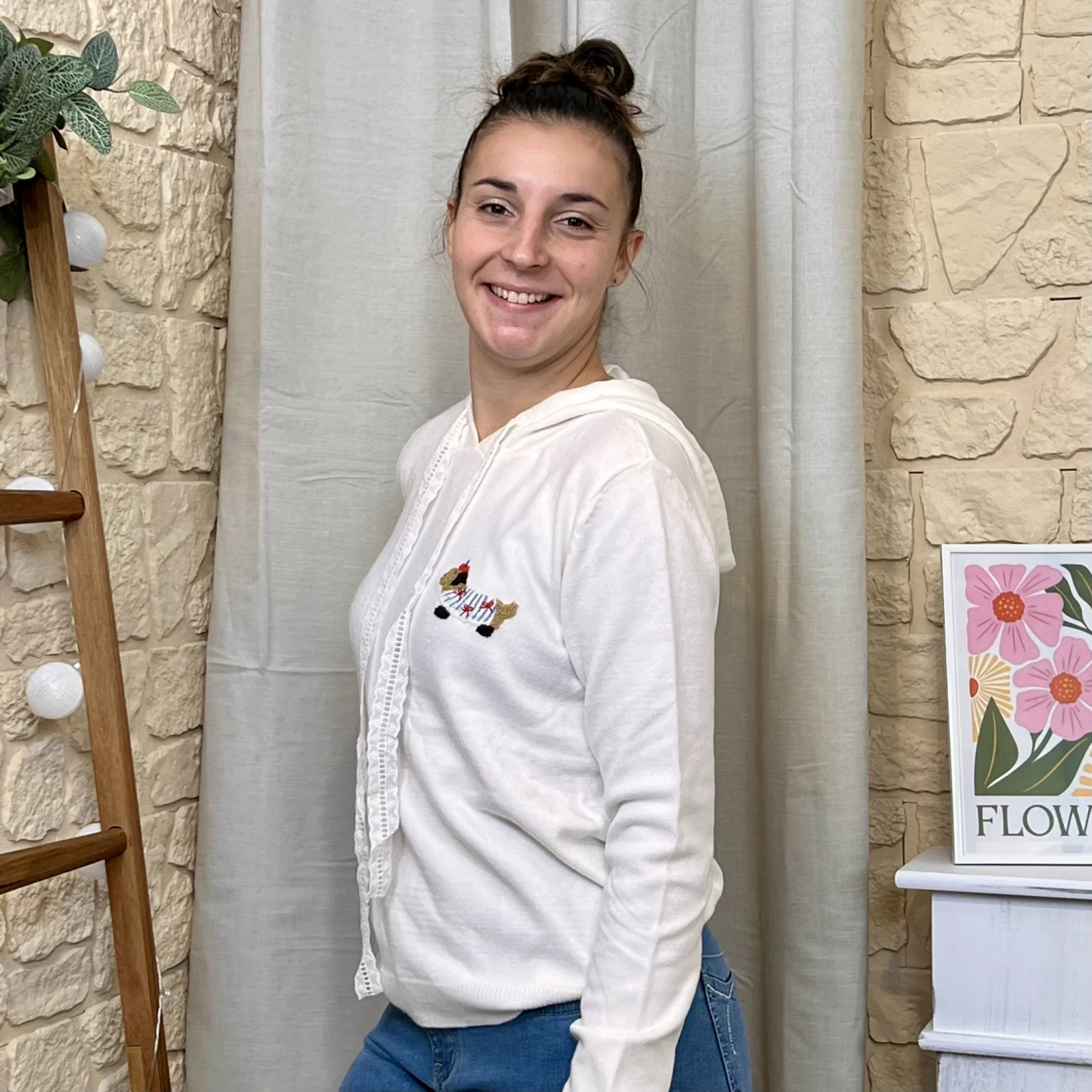 Pull à capuche teckel brodé (TU) - ecru - taille-unique