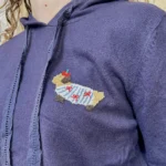 Pull femme à capuche teckel brodé VERSION FÉMININ - marine - taille-unique