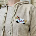 Pull femme à capuche teckel brodé VERSION FÉMININ - taupe - taille-unique
