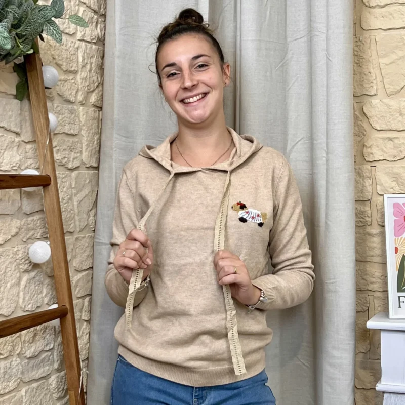 Pull femme à capuche teckel brodé VERSION FÉMININ - taupe - taille-unique
