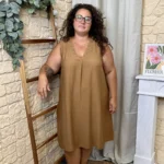Robe femme sans manches col V à clous "Jolies Formes" - camel - taille-unique-grande-taille