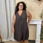Robe femme sans manches col V à clous "Jolies Formes" - marron - taille-unique-grande-taille