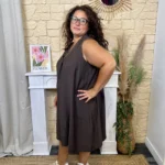 Robe femme sans manches col V à clous "Jolies Formes" - marron - taille-unique-grande-taille