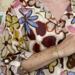 Chemise fleurie femme en voile léger « Tendance » - beige - taille-unique