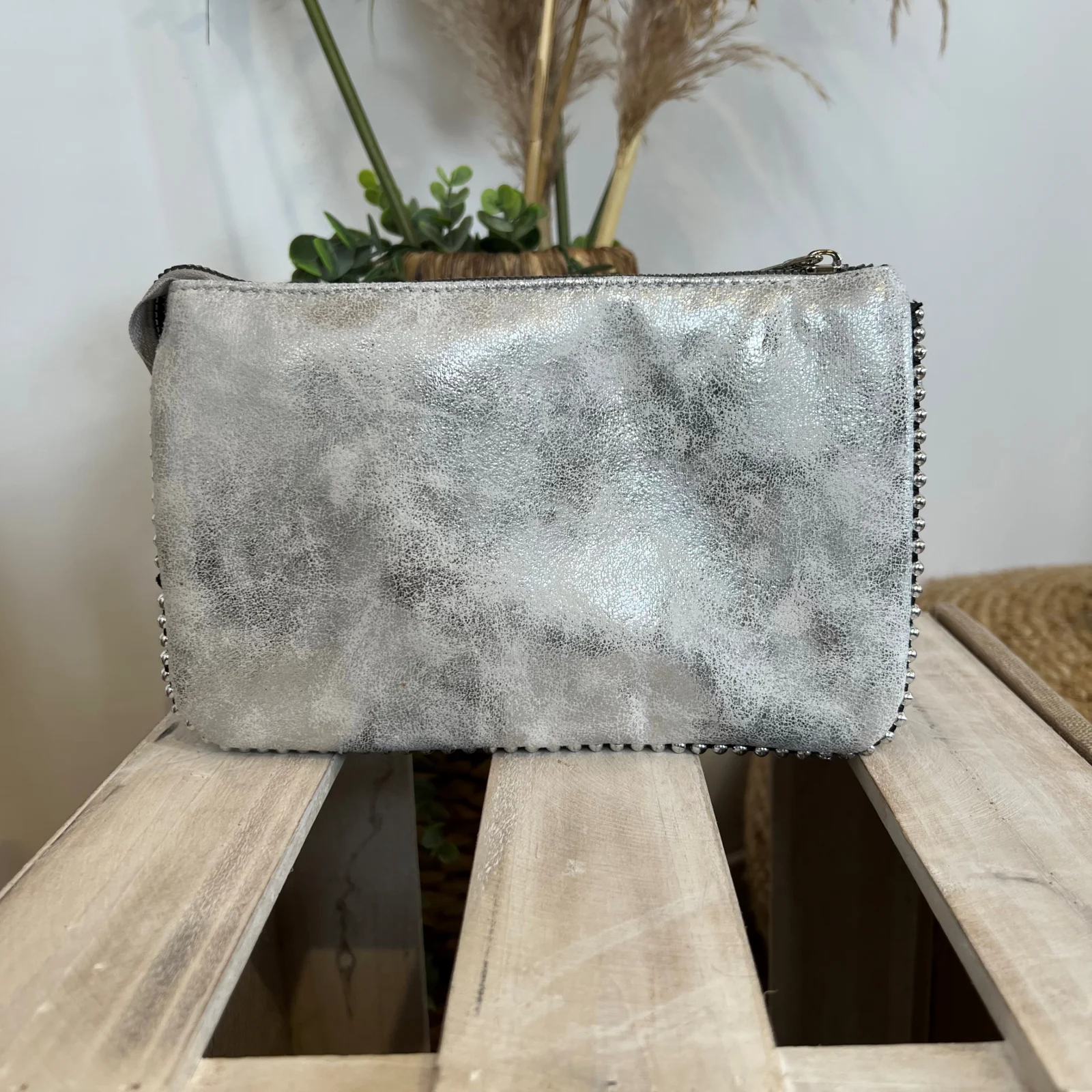 P539- Pochette cloutée