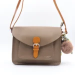 Grand sac bandoulière à rabat - Flora & Co - taupe-clair - sans-taille