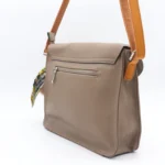 Grand sac bandoulière à rabat - Flora & Co - taupe-clair - sans-taille