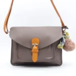 Grand sac bandoulière à rabat - Flora & Co - taupe-fonce - sans-taille