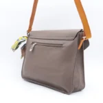 Grand sac bandoulière à rabat - Flora & Co - taupe-fonce - sans-taille