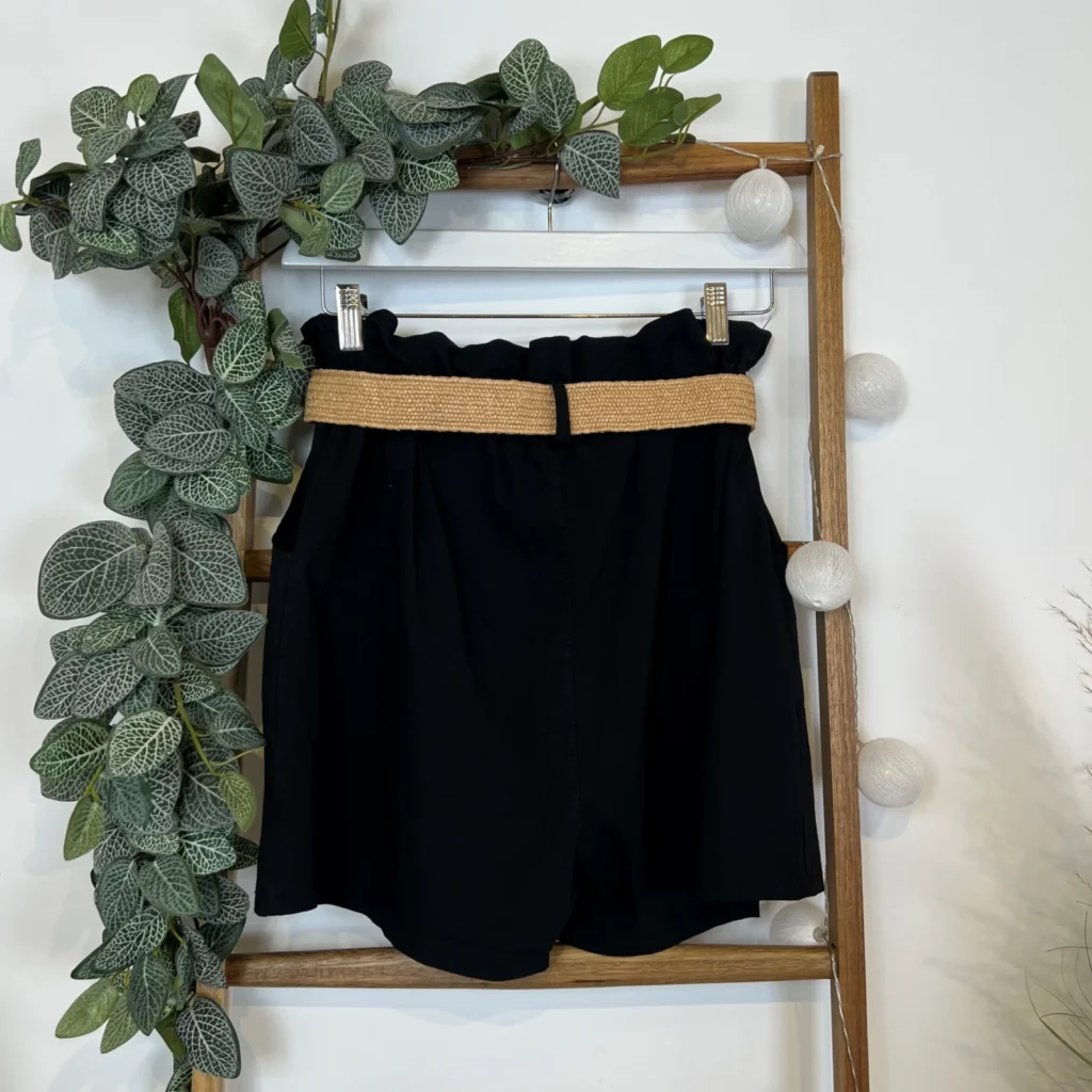 N983- Short avec ceinture (Tu) - noir - taille-unique
