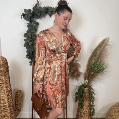 M336- Robe cintrée "In April 1986" - camel - 40