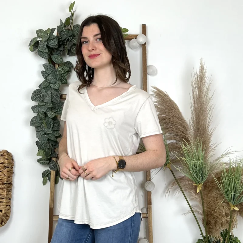 L468 - T-shirt fleur brodée - blanc-ciel - taille-unique