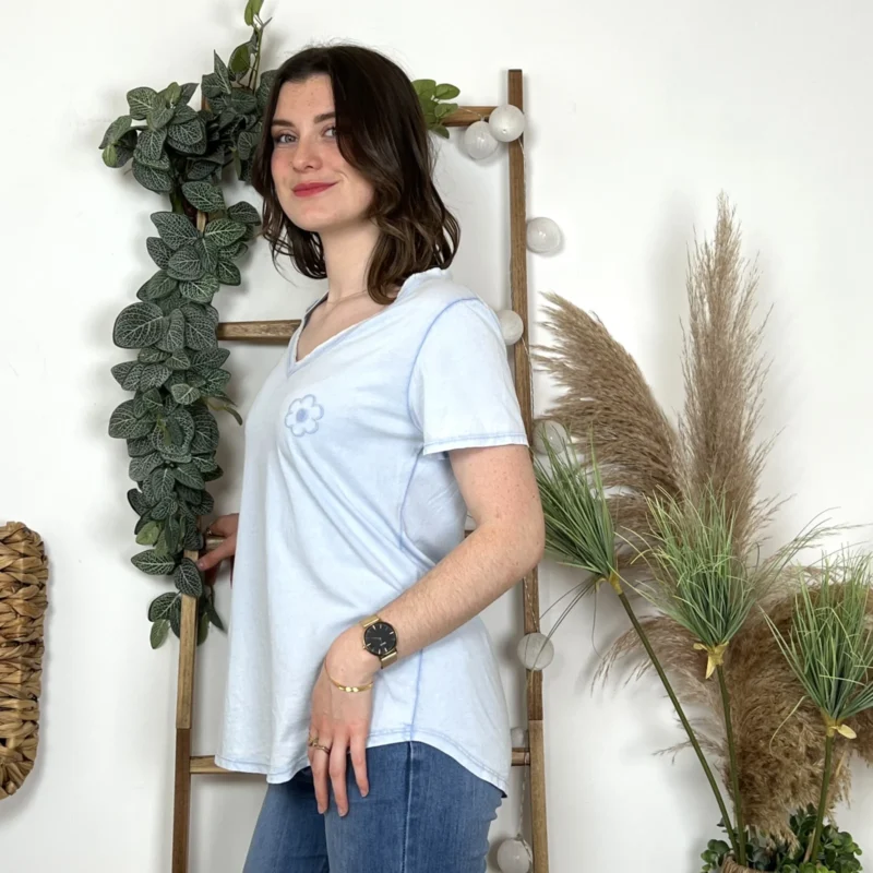 L468 - T-shirt fleur brodée - bleu-ciel - taille-unique