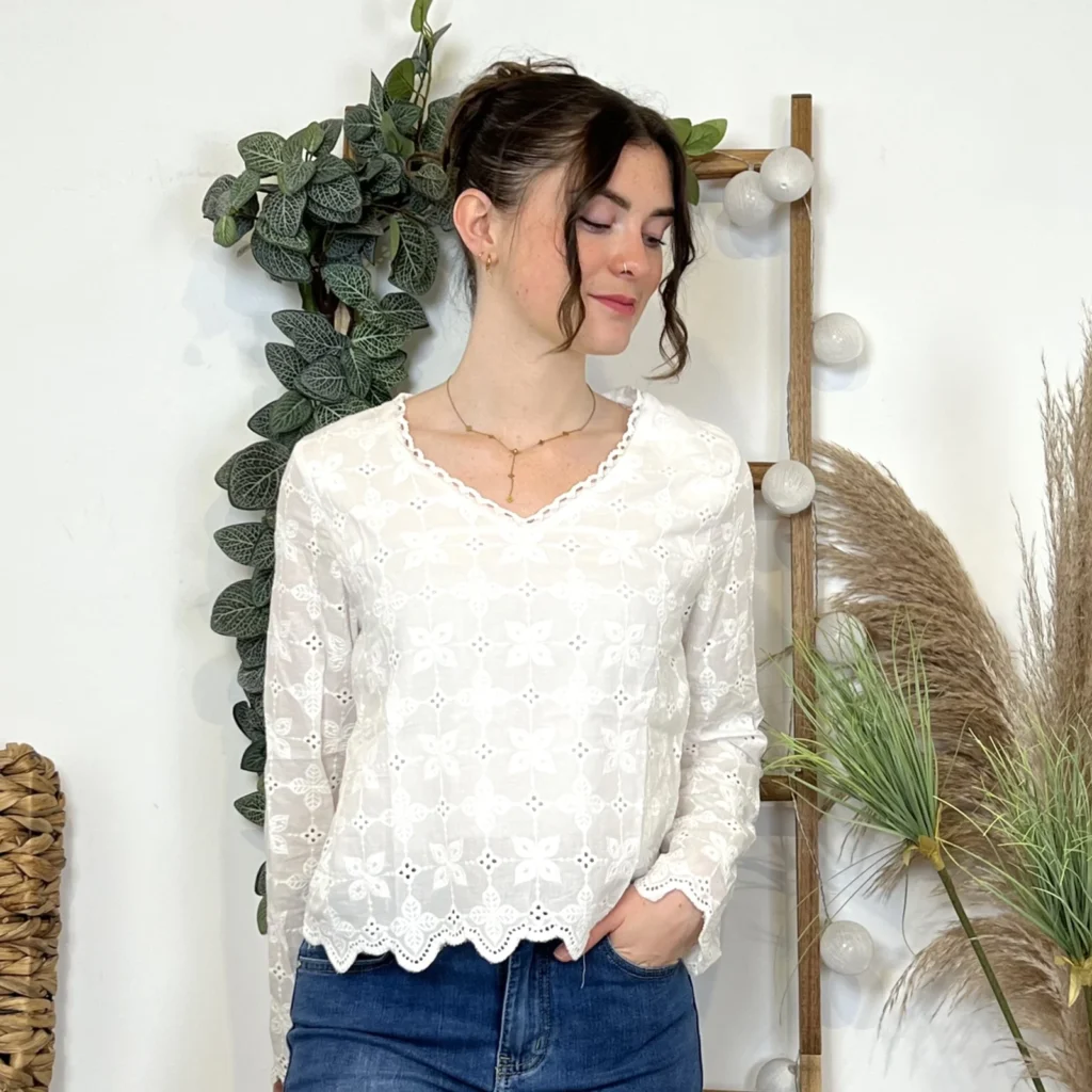 K471- Blouse brodée Version Féminin - blanc - 40