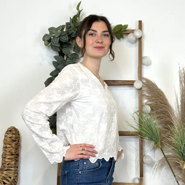 K471- Blouse brodée Version Féminin - blanc - 40